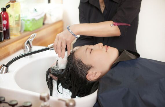 表参道のお客様の髪質を改善に導いて個性を生かしたスタイルに | 表参道駅から徒歩3分の美容室・i +toe 